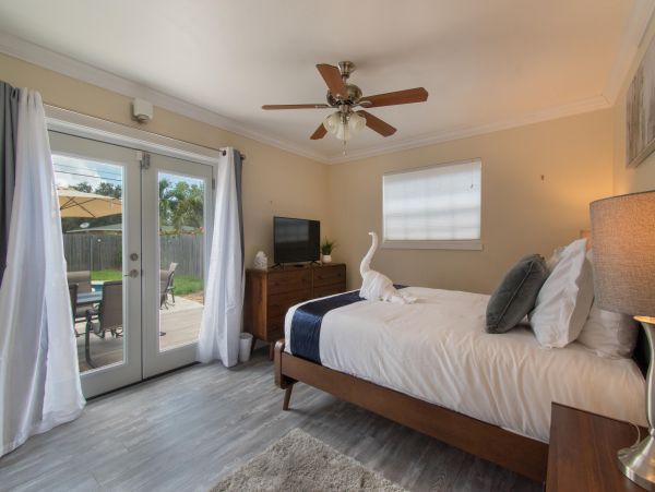 Hollywood Home 978809