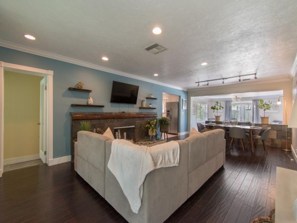 Hollywood Home 978809