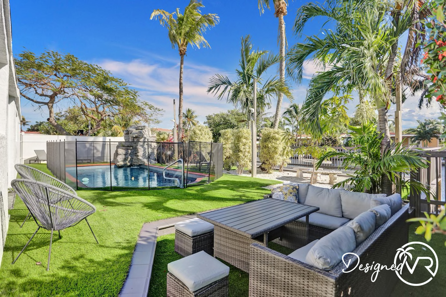 Hollywood Home 978810