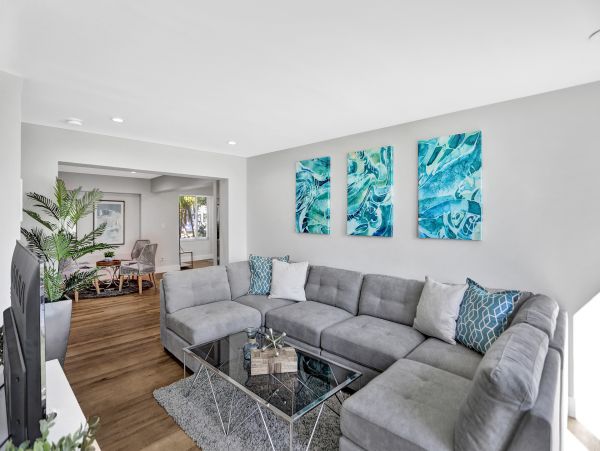 Hollywood Home 978810