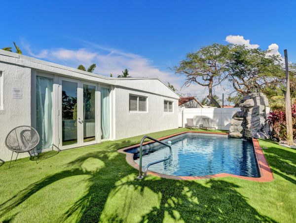 Hollywood Home 978810
