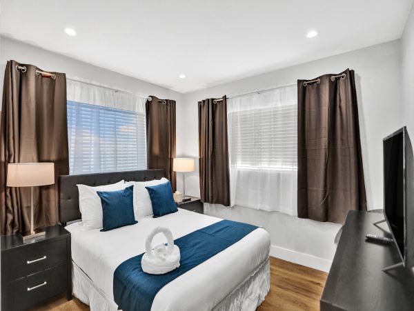 Hollywood Home 978810