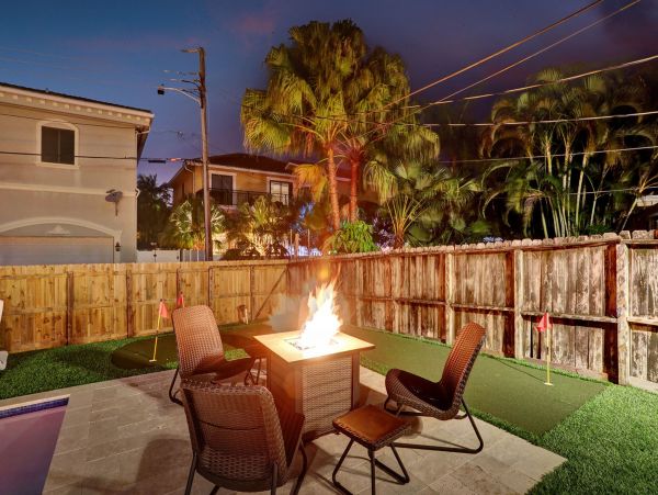Hollywood Home 978811