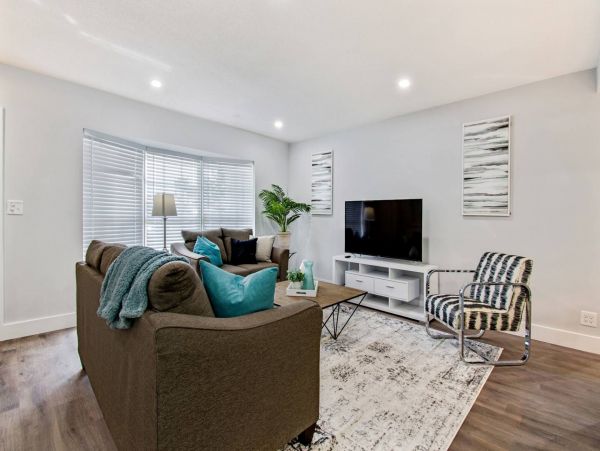 Hollywood Home 978811