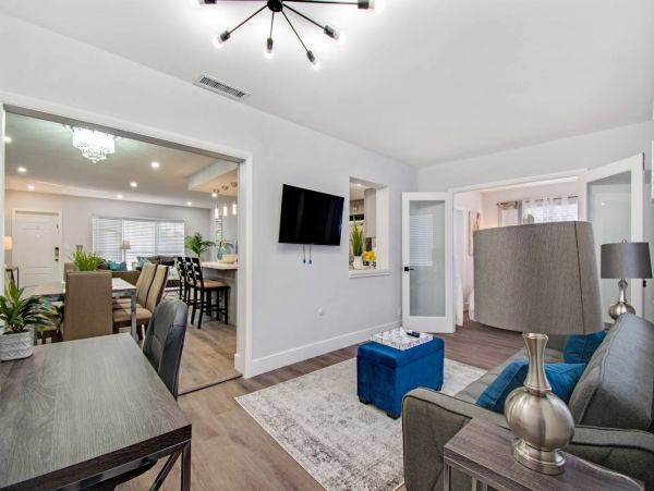 Hollywood Home 978811