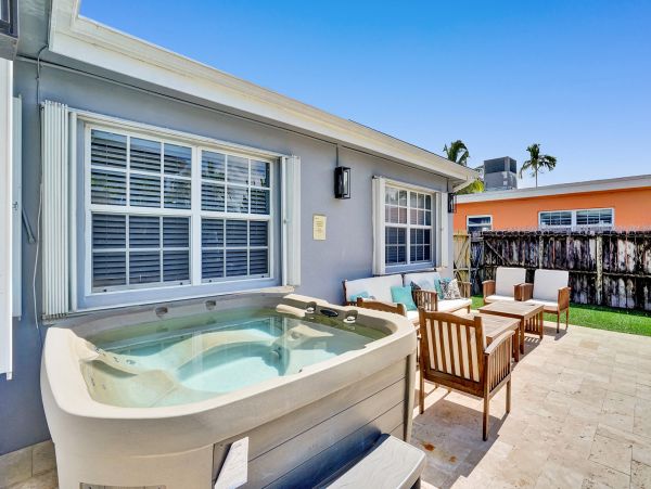 Hollywood Home 978811