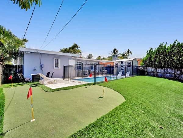 Hollywood Home 978811