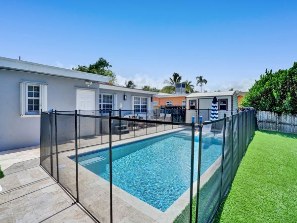 Hollywood Home 978811