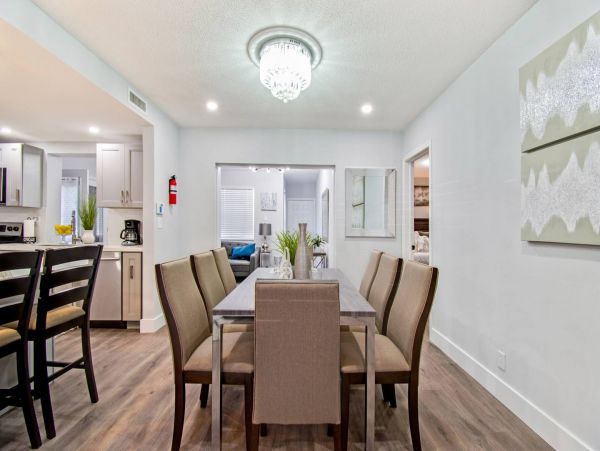 Hollywood Home 978811