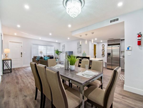 Hollywood Home 978811