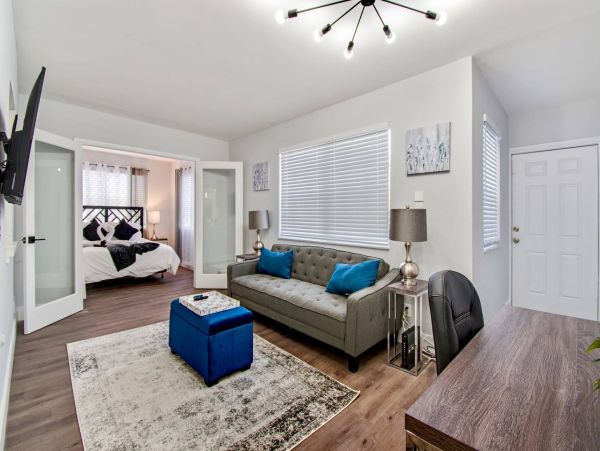 Hollywood Home 978811