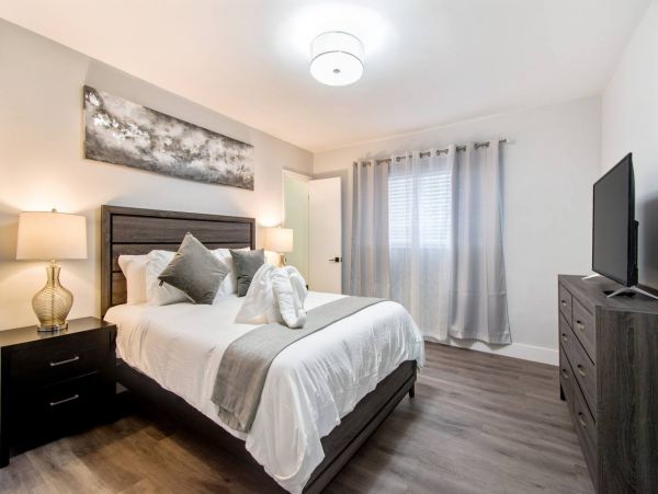 Hollywood Home 978811