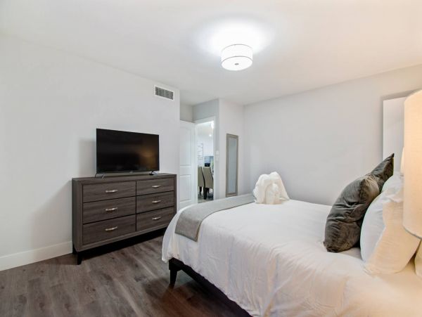 Hollywood Home 978811