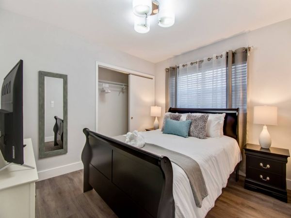 Hollywood Home 978811