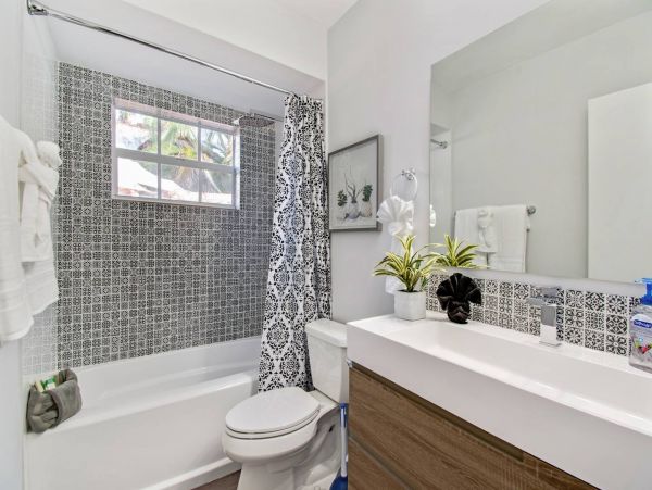 Hollywood Home 978811
