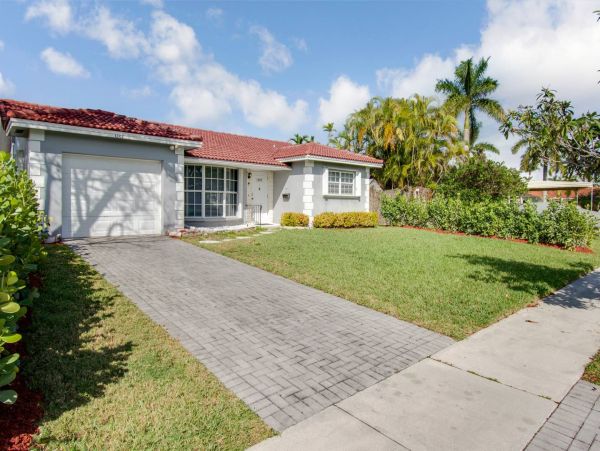 Hollywood Home 978811