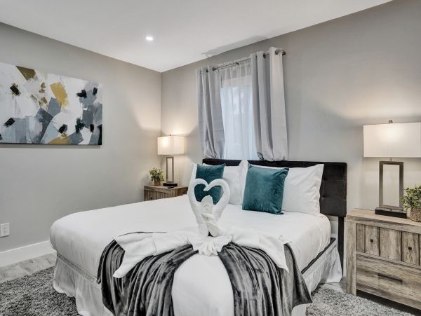 Hollywood Home 978812