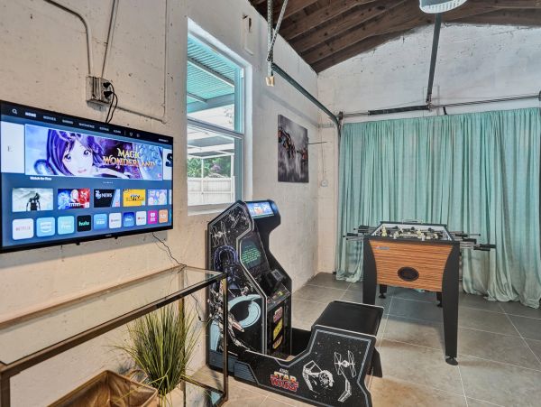 Hollywood Home 978812