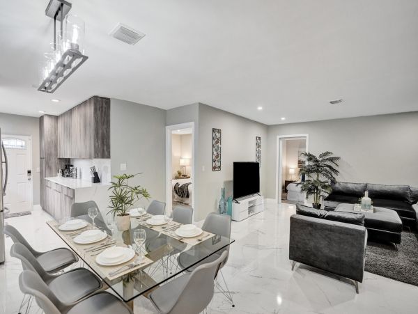 Hollywood Home 978812