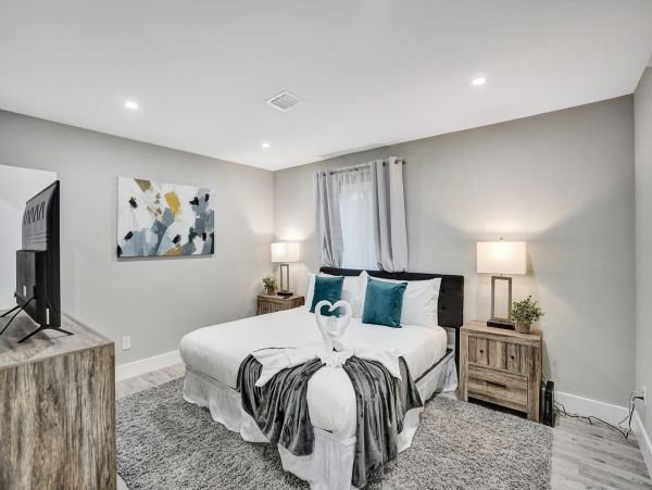 Hollywood Home 978812