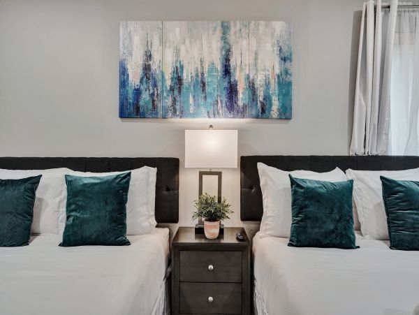 Hollywood Home 978812