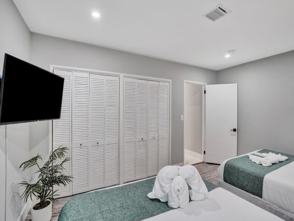 Hollywood Home 978812