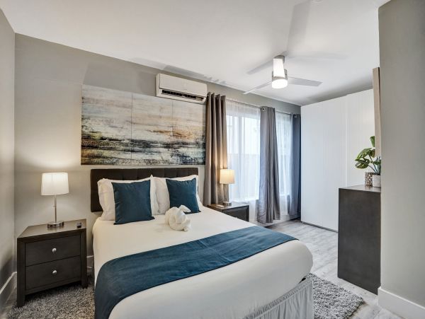 Hollywood Home 978812