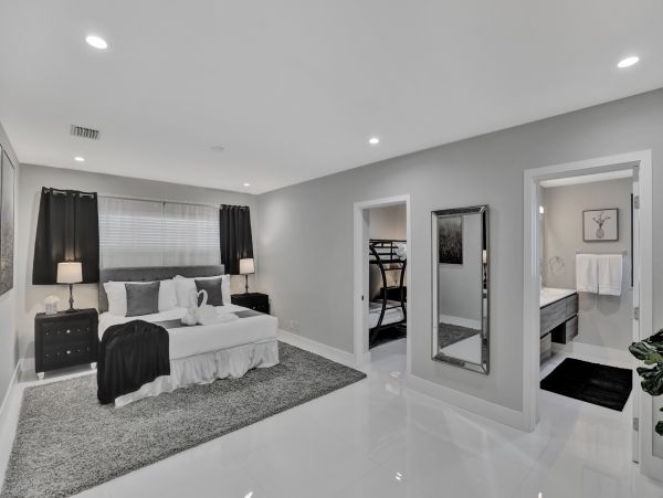 Hollywood Home 978813
