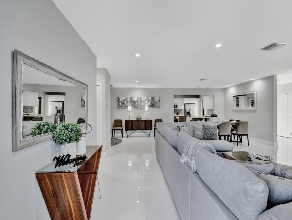 Hollywood Home 978813