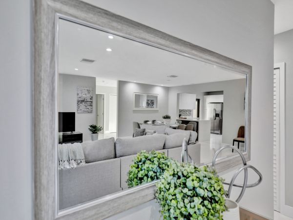 Hollywood Home 978813