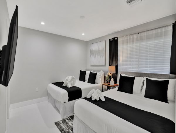 Hollywood Home 978813