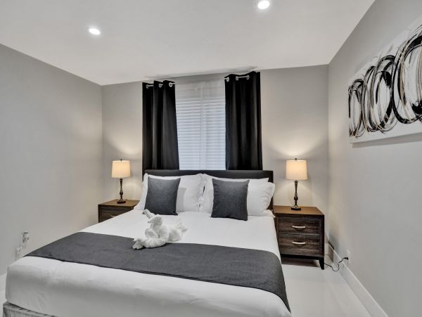 Hollywood Home 978813