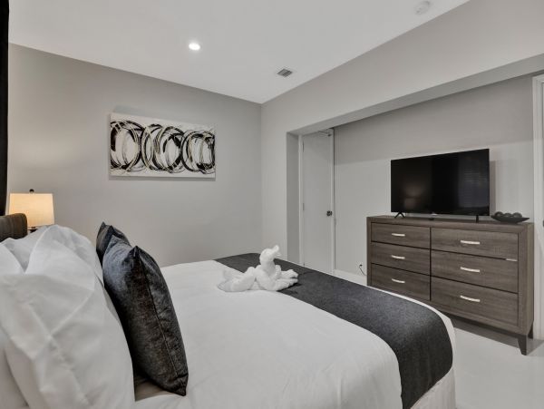 Hollywood Home 978813