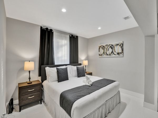 Hollywood Home 978813