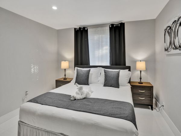 Hollywood Home 978813