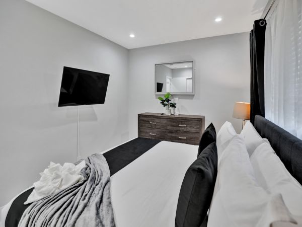 Hollywood Home 978813