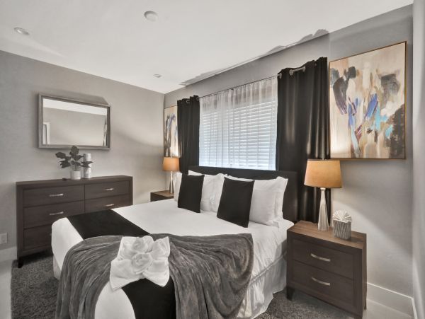 Hollywood Home 978813