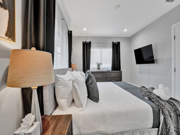 Hollywood Home 978813