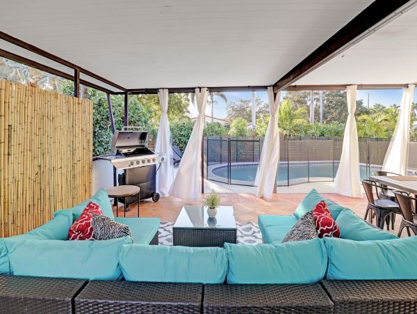 Hollywood Home 978813