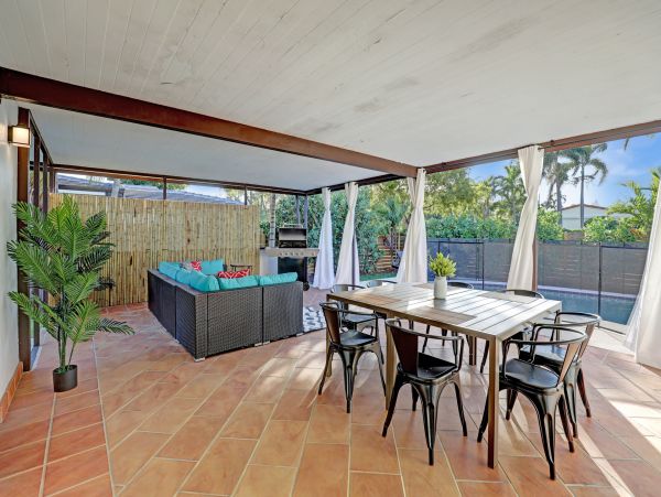 Hollywood Home 978813