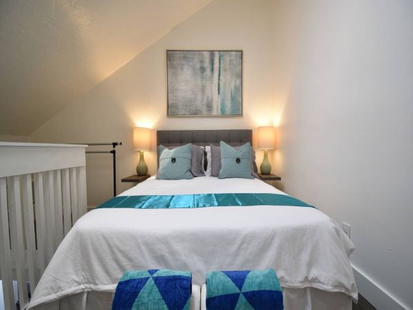 Hollywood Condo 978814
