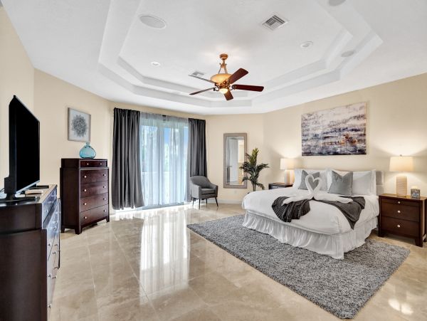 Hollywood Home 978815