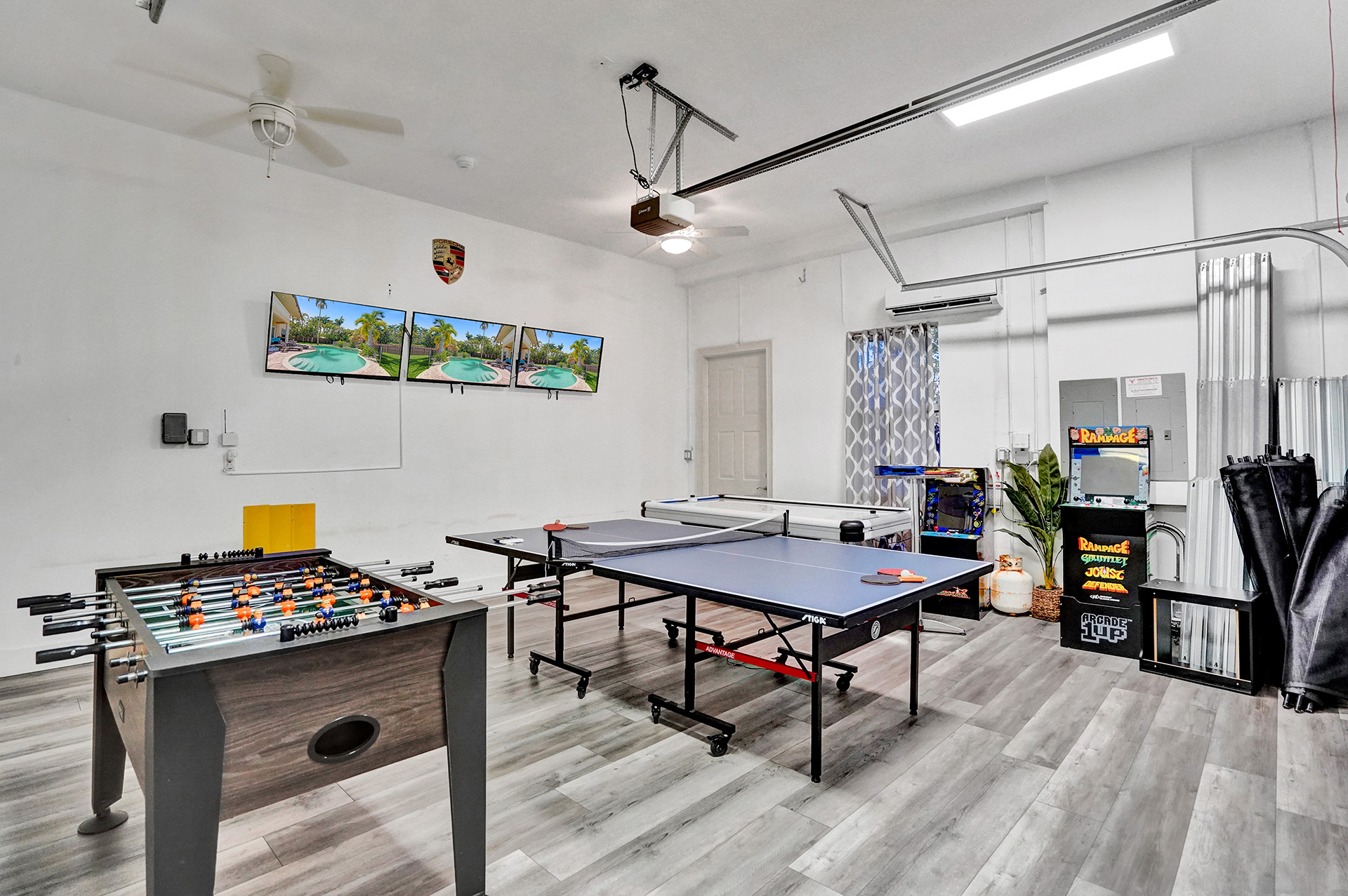 Hollywood Home 978815