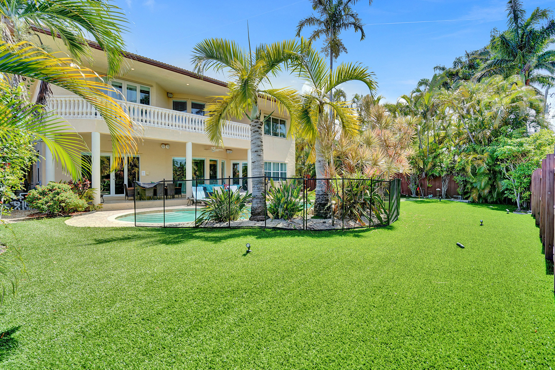 Hollywood Home 978815