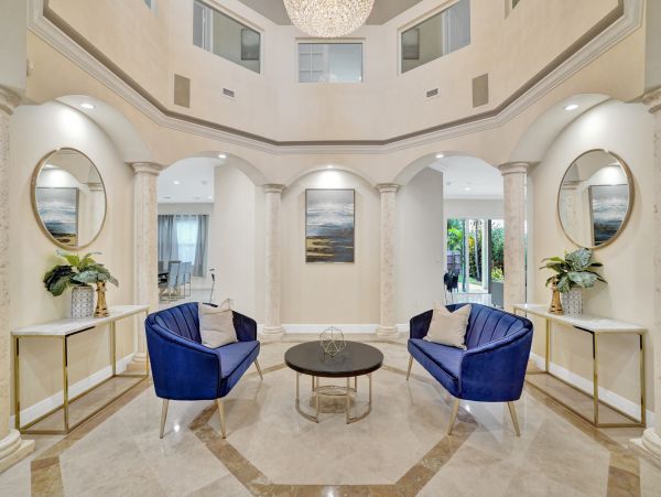 Hollywood Home 978815