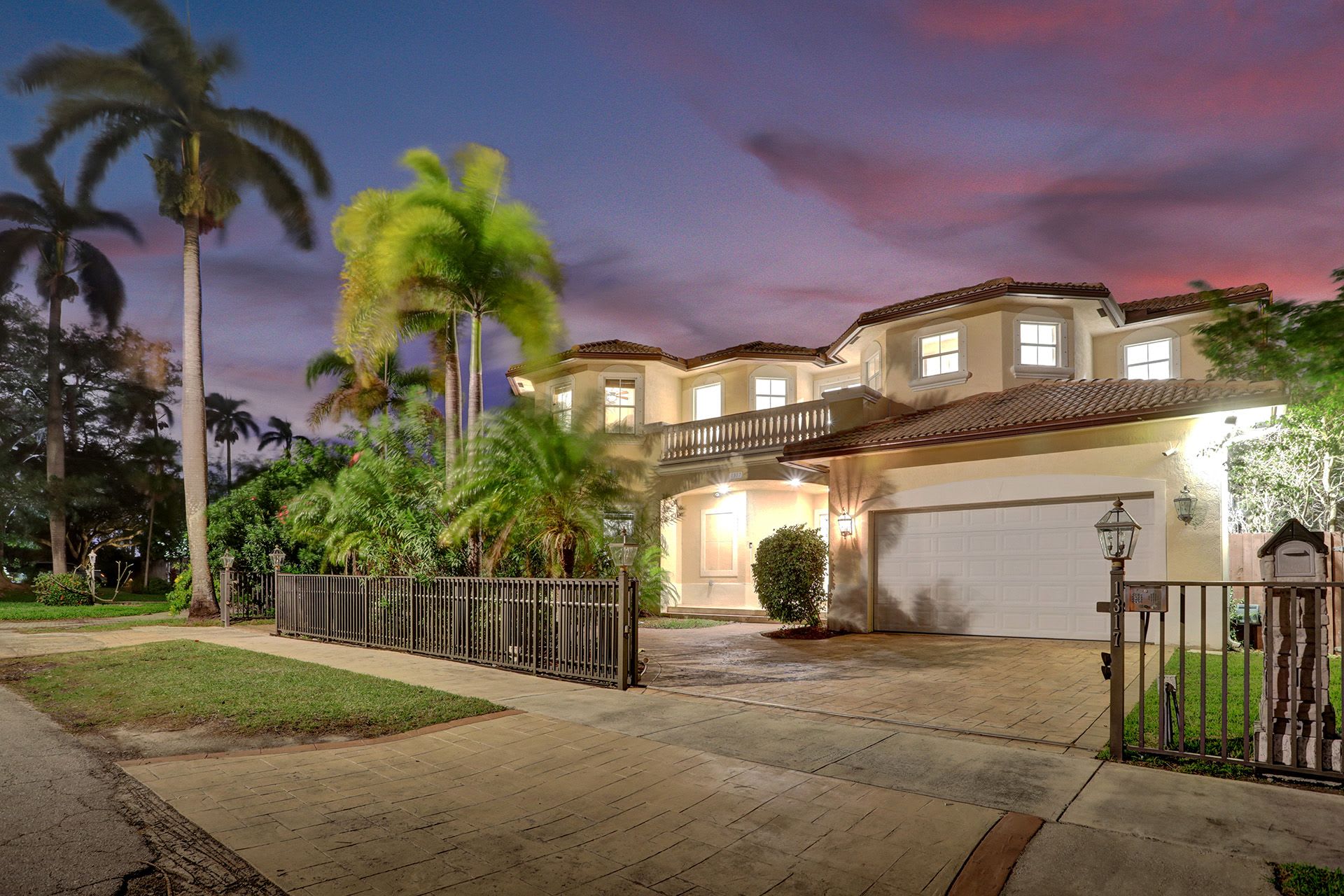 Hollywood Home 978815