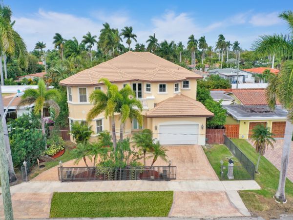 Hollywood Home 978815
