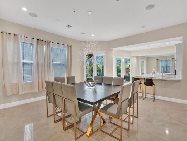 Hollywood Home 978815