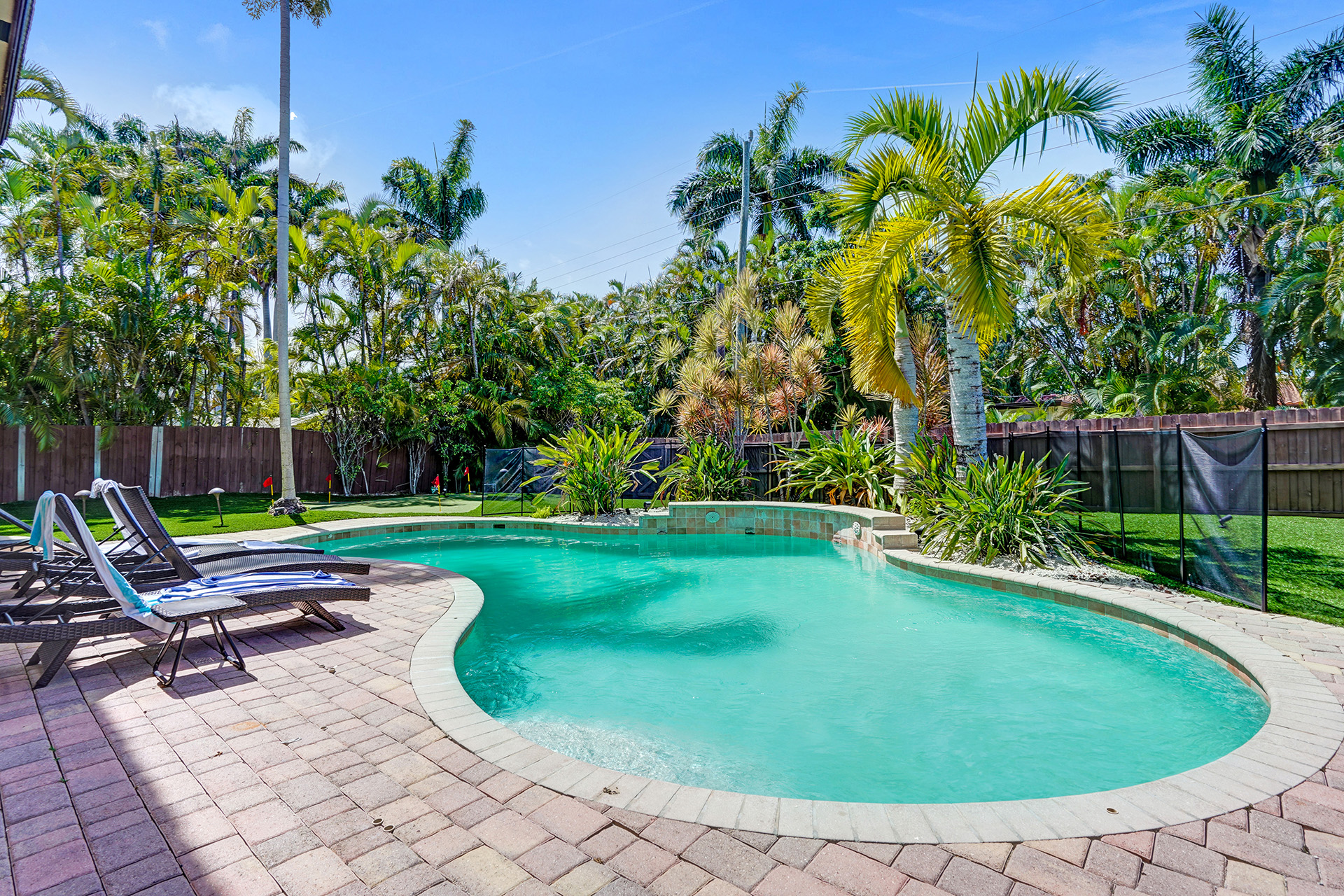 Hollywood Home 978815