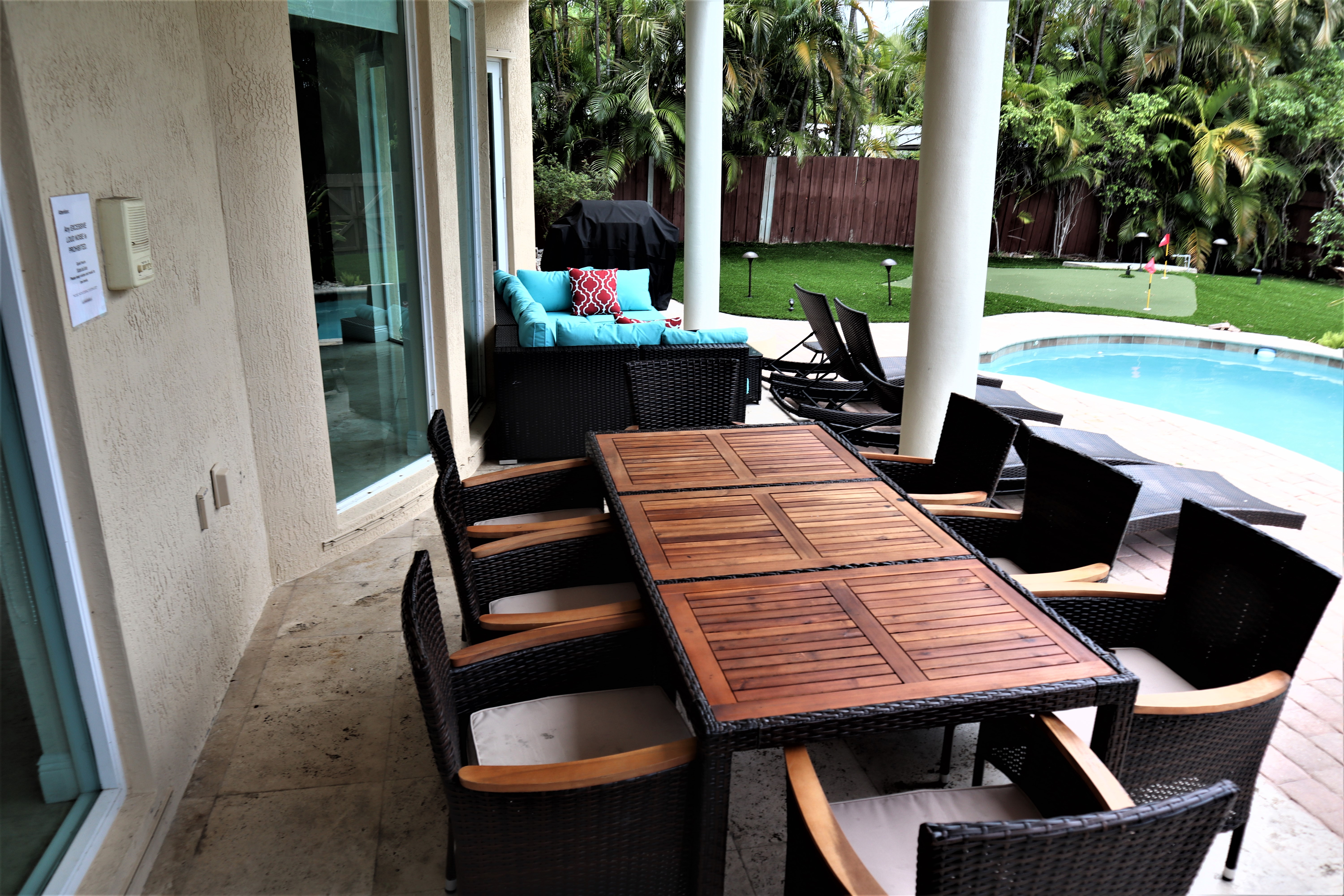 Hollywood Home 978815